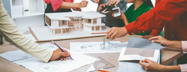 专业的建筑师团队选择可持续的房屋材料。斑叶。图片下载