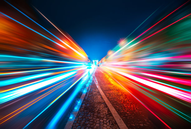 巴黎城市街道上美丽的光尾图片下载