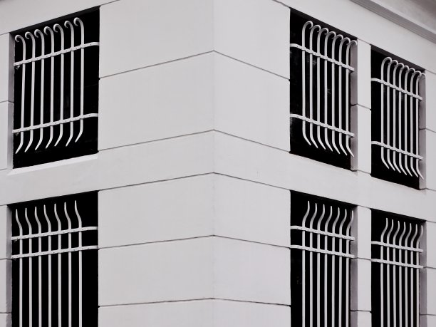 带有铁制格子的殖民时期窗户图片下载