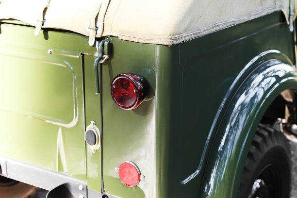 前车灯。自动相机和镜头。汽车灯。现代和老式的前灯。车头灯的光线很好。高质量的照片。图片下载