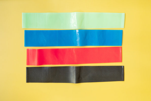 一套明亮的多色橡皮筋健身黄背景。图片下载