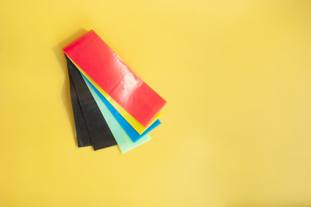 一套明亮的多色橡皮筋健身黄背景。图片下载