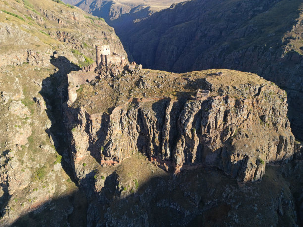 从土耳其阿尔达汉的Cildir的塞坦城堡眺望。图片下载