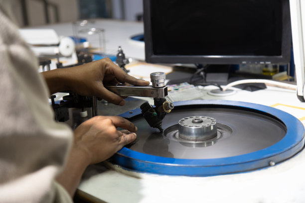 非洲女工在工厂的纺车上打磨钻石图片下载