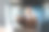 一位戴着头巾的年轻穆斯林女商人，在办公室里用笔记本电脑工作，用遥控器打开冷空调，感受热量，挥手图片下载