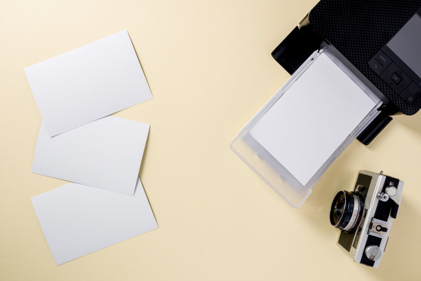 复古相机的俯视图，空白照片纸和移动照片打印机图片下载