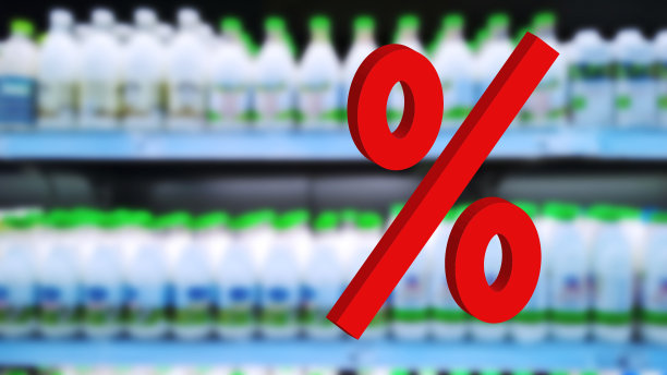 大红色3d百分比标志模糊乳制品的背景。食品价格上涨。通货膨胀的概念。零售行业。股票市场。杂货店。现金回来。折扣。利率。牛奶瓶。图片下载