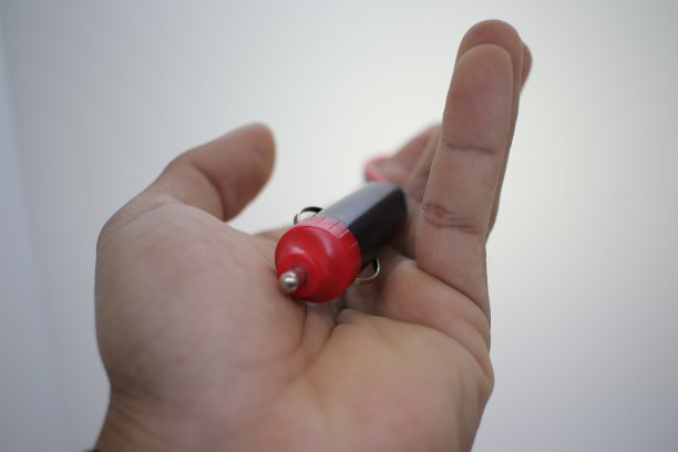 白色背景车载充电器图片下载