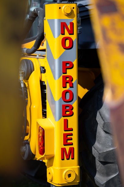 用黄色背景的红色大写字母书写文本没有问题图片下载