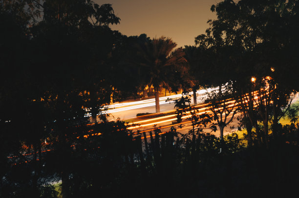 迪拜市中心夜间汽车照片图片下载