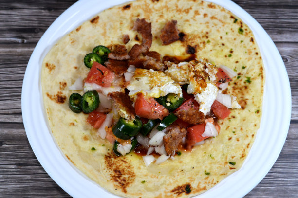 牛肉汉堡、青椒、洋葱、煎蛋和番茄酱印度烤饼图片下载