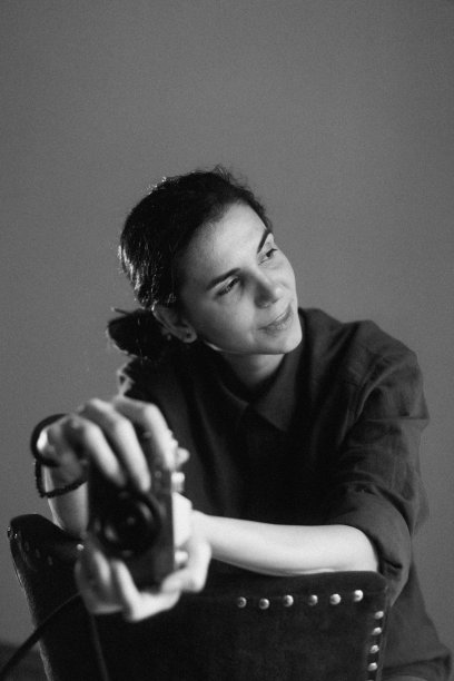 一位美女摄影师手里拿着相机的黑白照片图片下载