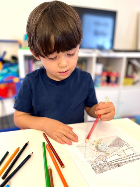 男孩给图像上色图片下载