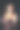 女子拿着玻璃与金色闪光吹彩纸股票照片图片下载