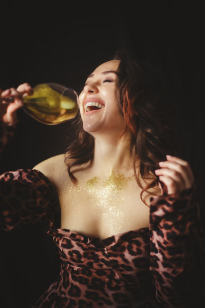 女人扔金色闪光的股票照片图片下载