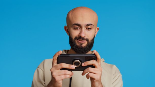 中东人在镜头前享受电子游戏比赛图片下载