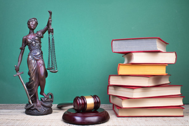 法律概念-打开法律书，法官的小木槌，天平，法庭或执法办公室桌子上的忒弥斯雕像。图片下载