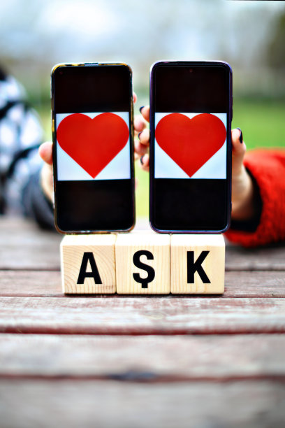 爱木制立方体与红色心形装饰在棕色的桌子背景和文本的复制空间。爱情，浪漫和快乐的情人节假期概念股票照片图片下载