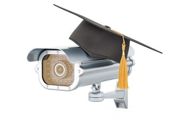 戴着毕业帽的安全监控摄像头。三维渲染图片下载