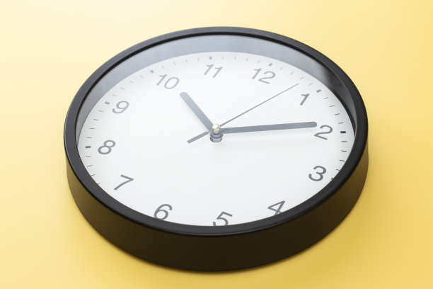 黄色背景的挂钟。图片下载