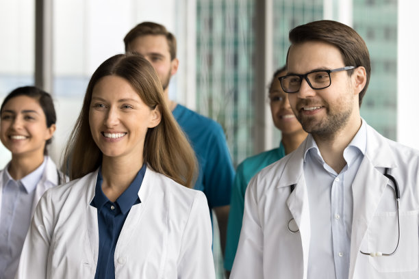 欢快的年轻练习者们站在一起射击，望向别处图片下载