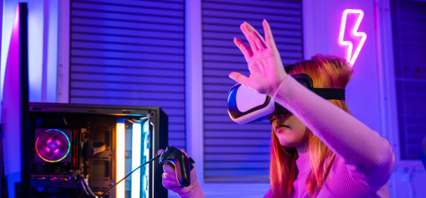 兴奋的女人在家里玩生活模拟视频图片下载