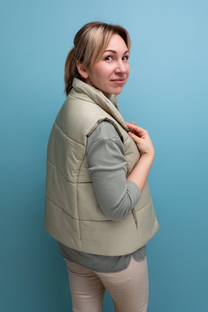 侧视图照片积极开朗的金发碧眼的年轻女子在春天时尚的形象微笑工作室的背景图片下载