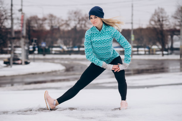 美丽的高加索女运动员在户外运动时做热身运动图片下载