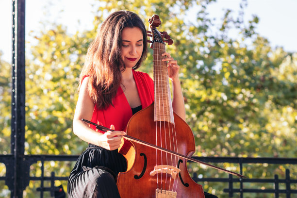 女音乐家在户外演奏大提琴图片下载