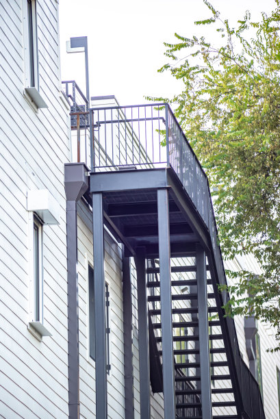 建筑背景上金属消防楼梯的特写照片图片下载