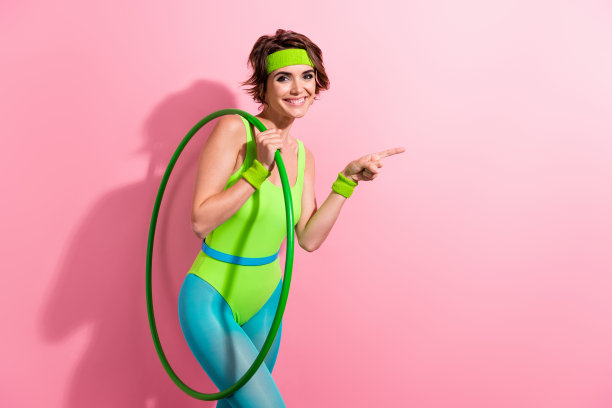 照片的女教练抱呼啦圈示范体育健身俱乐部推广与健身运动孤立柔和的颜色背景图片下载