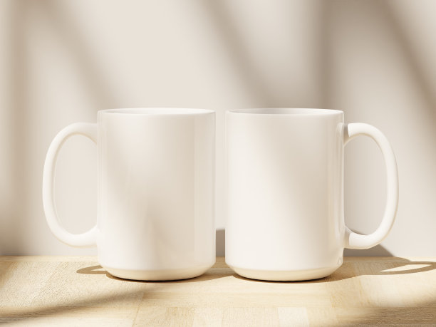 两个15盎司的白色咖啡杯，从木地板上的窗户轮廓投射出柔和的阴影图片下载