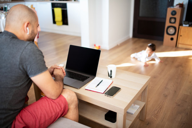 成年男子在家工作图片下载