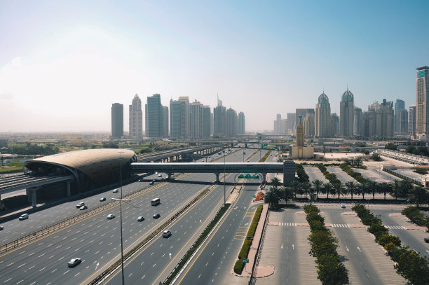 迪拜码头谢赫扎耶德路交通繁忙和地铁轨道以及众多摩天大楼的著名景观照片图片下载