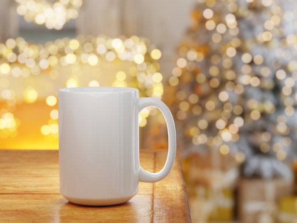 白色陶瓷杯15盎司与明亮的背景灯未聚焦在圣诞场景图片下载