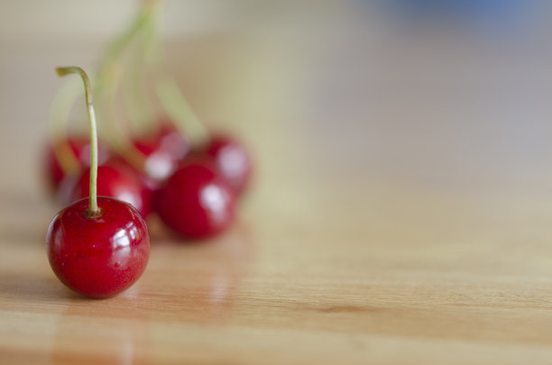 甜美新鲜的水果，红樱桃在木桌上的特写和空间填满图片下载