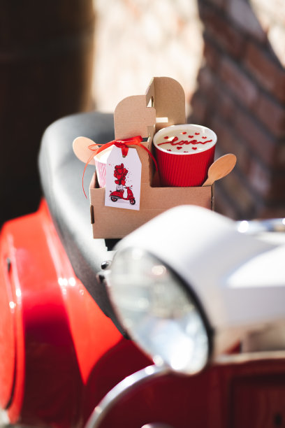 情人节的甜点松糕，装在心形杯子里。把......带走。图片下载