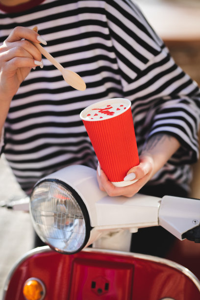 情人节的甜点松糕，装在心形杯子里。把......带走。图片下载