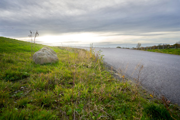 在野外的道路风景照片。图片下载