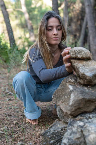 女孩在做一个岩石金字塔图片下载