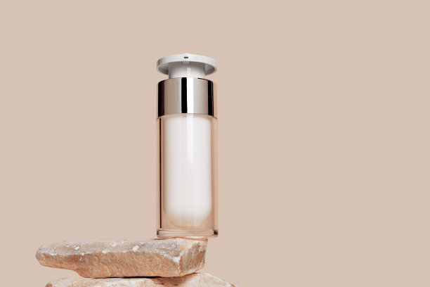 泵瓶模拟化妆品，玻璃罐与镜子，站在天然石头与米色背景。天然有机水疗产品模板，单色美学照片为品牌图片下载