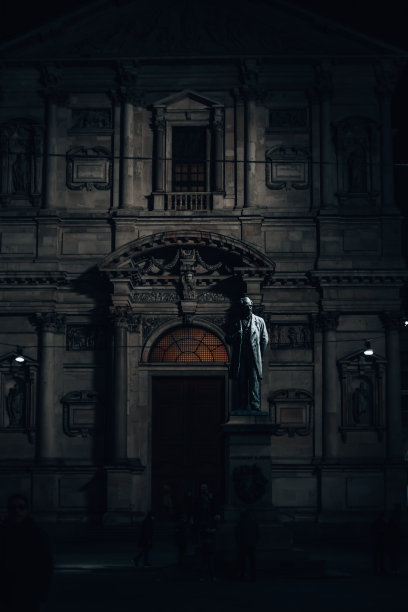 意大利米兰，冬季，20.12.2023。米兰的夜晚。米兰的圣诞假期。圣诞节和新年的概念图片下载