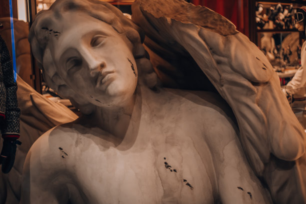 意大利米兰，冬季，20.12.2023。米兰的夜晚。米兰的圣诞假期。圣诞节和新年的概念图片下载