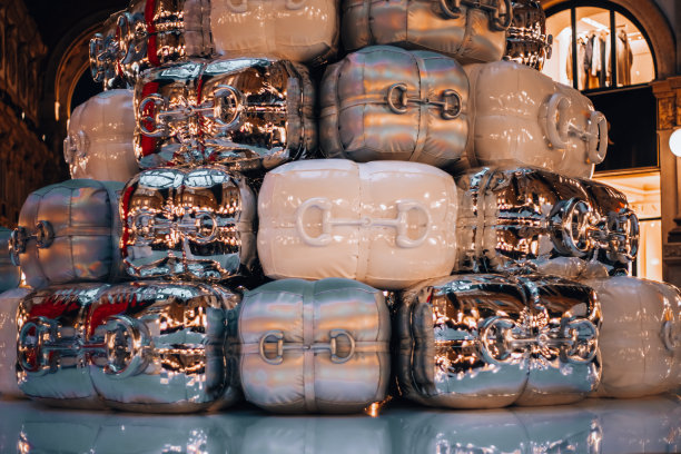 意大利米兰，冬季，20.12.2023。米兰的夜晚。米兰的圣诞假期。圣诞节和新年的概念图片下载