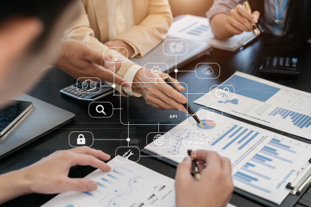 现代技术和网络概念，业务团队使用笔记本电脑，平板电脑和智能手机与虚拟屏幕API图标软件开发工具。API应用程序编程图片下载