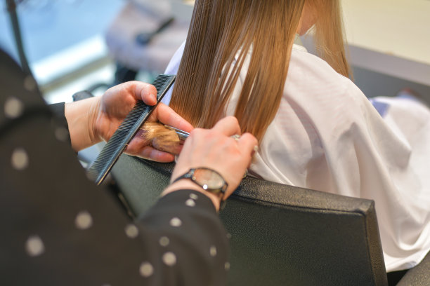 母亲在隔离期间在家剪头发图片下载