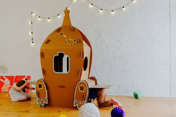 硬纸板做的火箭。儿童艺术项目。DIY的概念。纸板工艺。图片下载