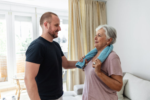 一名高级女性在家里准备和一名男教练一起锻炼的剪辑照片。图片下载