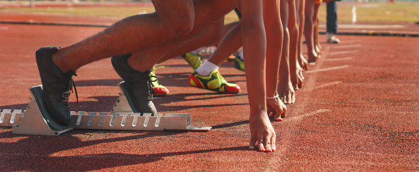 运动员在田径场上的脚特写图片下载