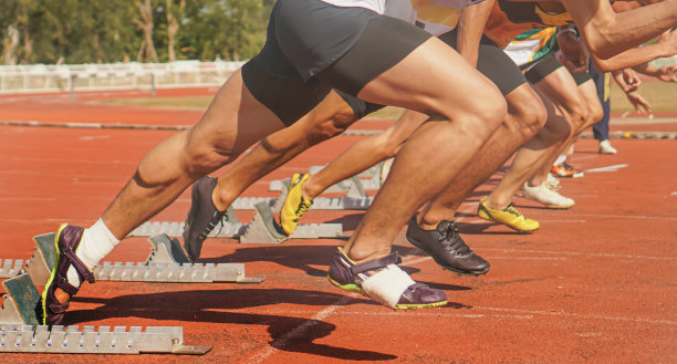 运动员在田径场上的脚特写图片下载